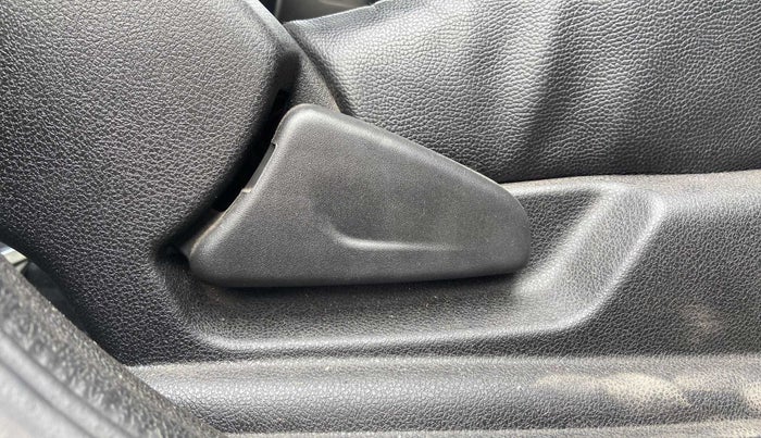 2018 Renault Kwid RXT 1.0, Petrol, Manual, 45,257 km, Driver Side Adjustment Panel