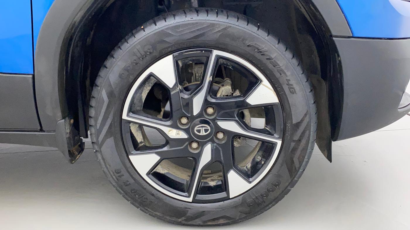 2022 Tata PUNCH CREATIVE AMT 1.2 RTN DUAL TONE, Petrol, Automatic, 16,172 km, Right Front Wheel