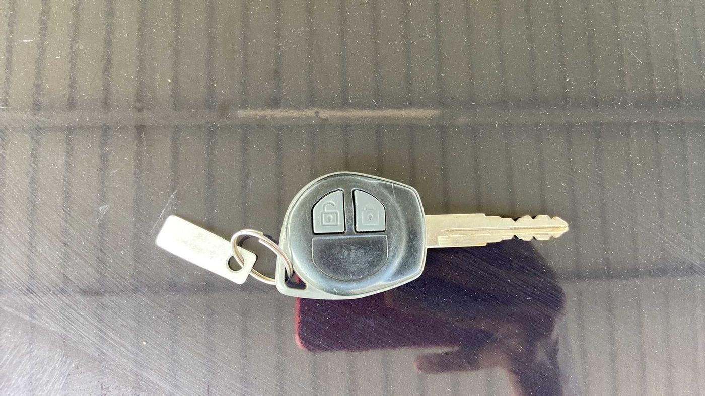 2015 Maruti Swift VXI, Petrol, Manual, 88,830 km, Key Close Up