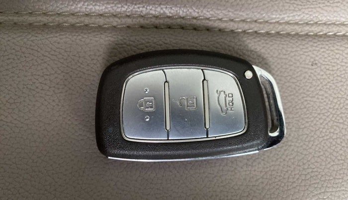 2015 Hyundai Grand i10 ASTA (O) 1.2 KAPPA VTVT, Petrol, Manual, 63,488 km, Key Close Up