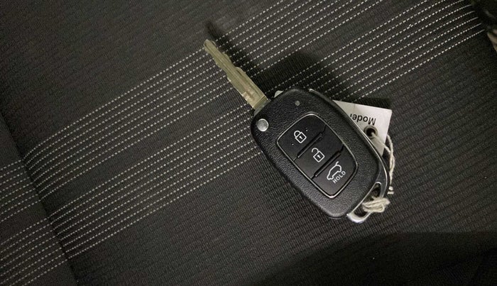 2020 Hyundai VENUE S 1.2, Petrol, Manual, 28,621 km, Key Close Up