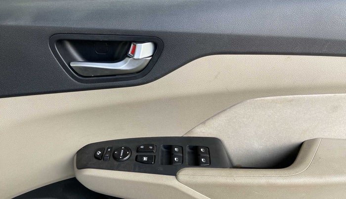 2018 Hyundai Verna 1.6 VTVT SX, Petrol, Manual, 30,881 km, Driver Side Door Panels Control