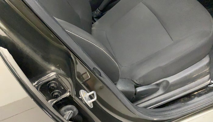 2021 Renault Kwid RXL 1.0, Petrol, Manual, 34,291 km, Driver-side door - Beading has minor damage