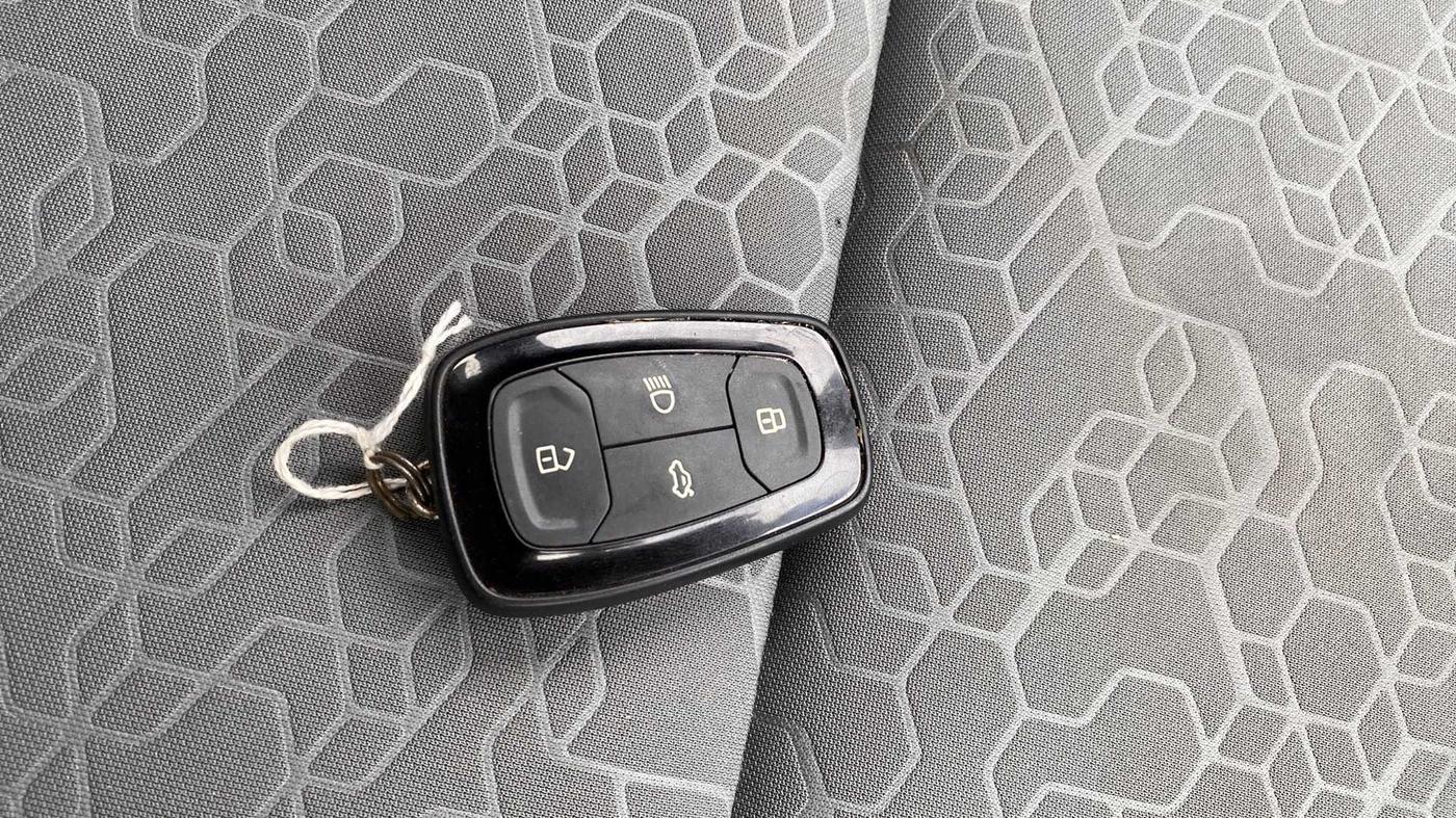 2020 Tata ALTROZ XZ PETROL, Petrol, Manual, 16,750 km, Key Close Up