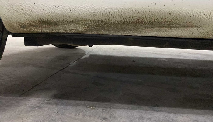 2012 Maruti Swift VXI, Petrol, Manual, 99,553 km, Right running board - Slightly dented