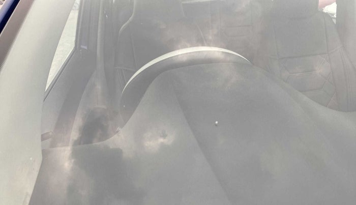 2020 Renault TRIBER RXL MT, Petrol, Manual, 25,406 km, Front windshield - Minor spot on windshield