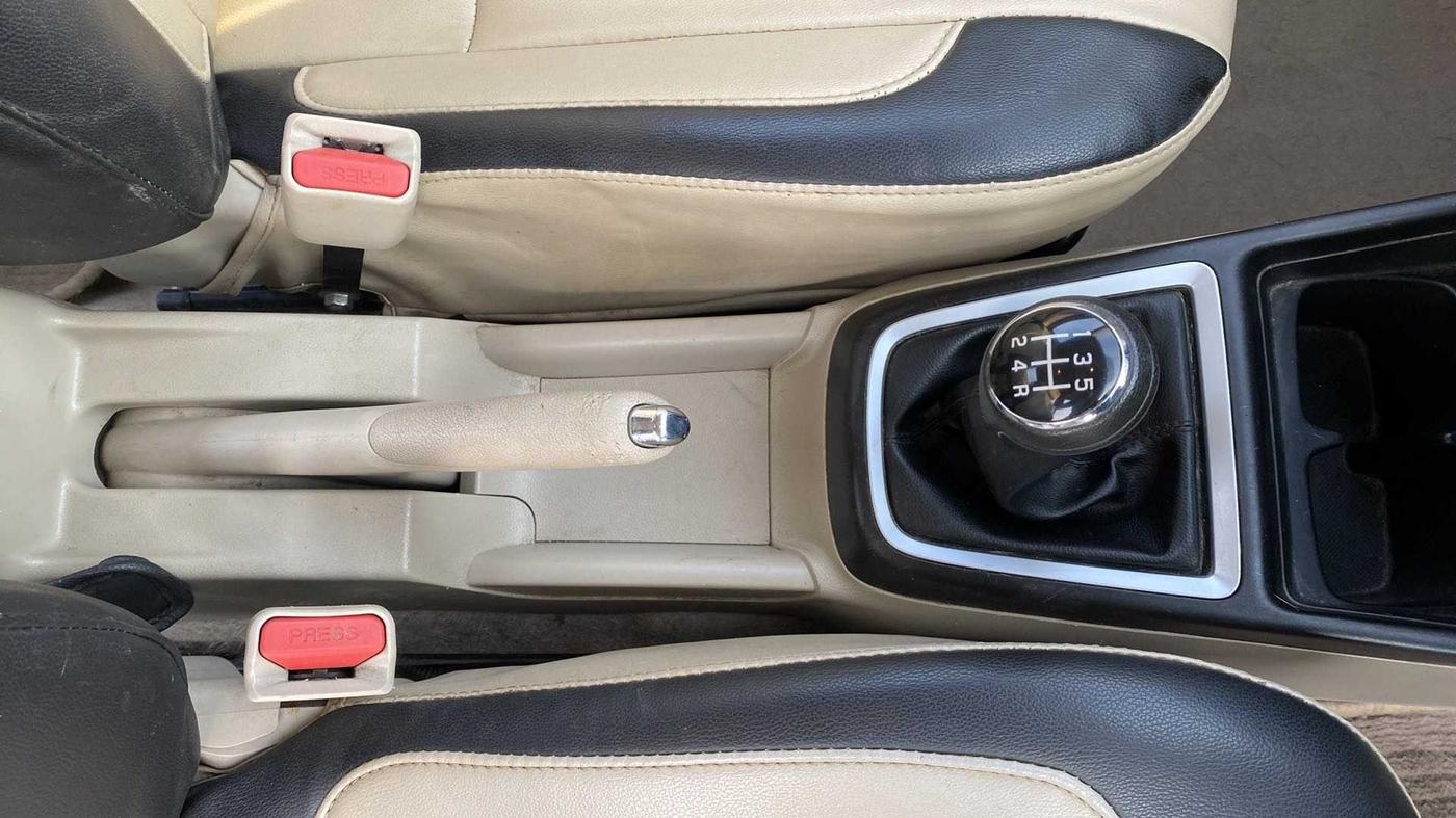 2018 Maruti Dzire VXI, Petrol, Manual, 32,072 km, Gear Lever