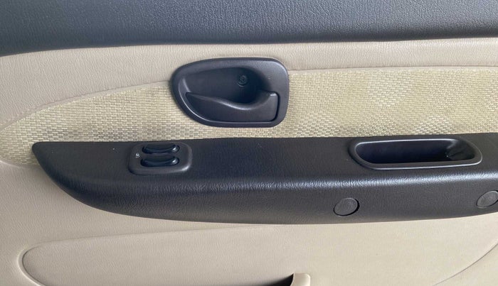 2013 Hyundai Santro Xing GLS, Petrol, Manual, 87,596 km, Driver Side Door Panels Control