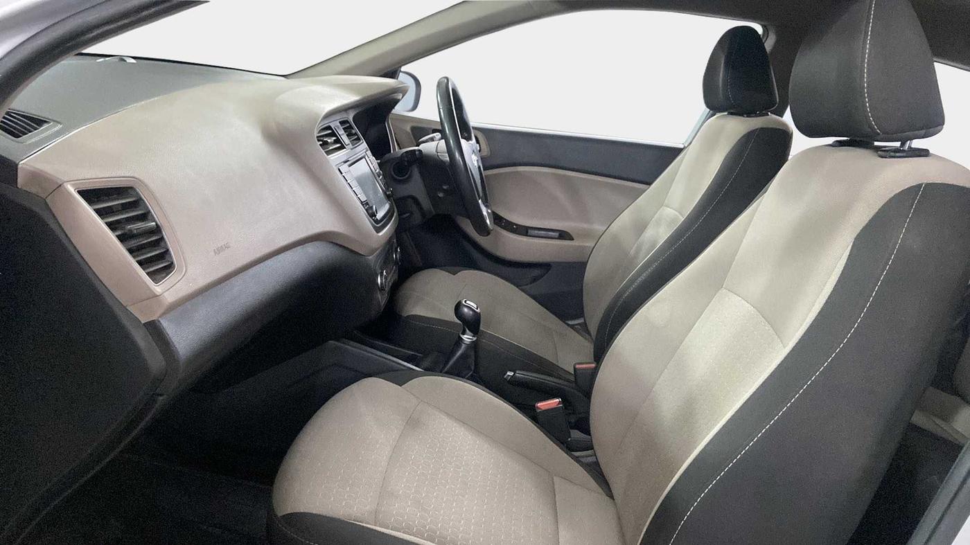 2016 Hyundai Elite i20 ASTA 1.2 (O), Petrol, Manual, 41,501 km, Right Side Front Door Cabin