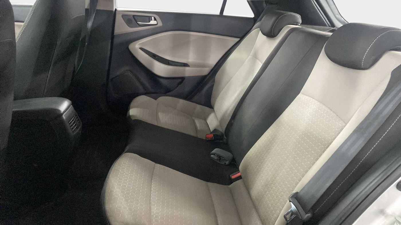 2016 Hyundai Elite i20 ASTA 1.2 (O), Petrol, Manual, 41,501 km, Right Side Rear Door Cabin
