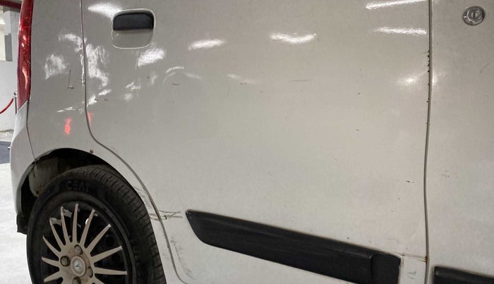 2017 Maruti Wagon R 1.0 VXI, CNG, Manual, 75,331 km, Right rear door - Minor scratches