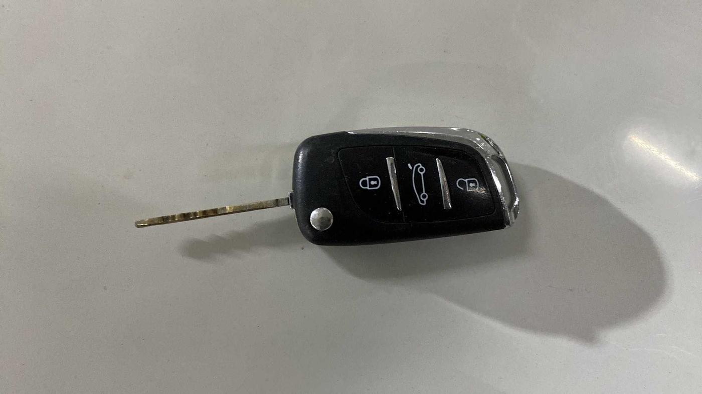 2017 Maruti Wagon R 1.0 VXI, CNG, Manual, 75,331 km, Key Close Up