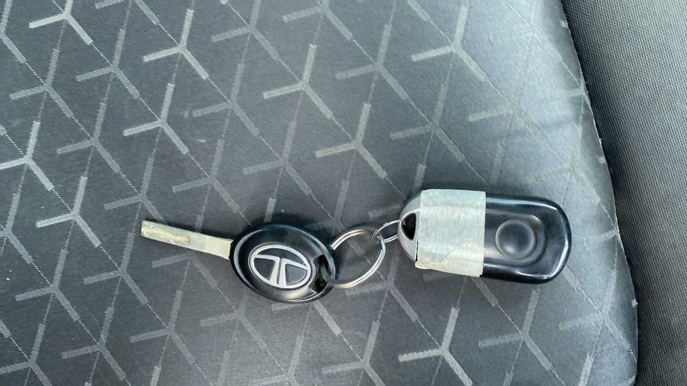 2021 Tata NEXON XE PETROL, Petrol, Manual, 14,701 km, Key Close Up