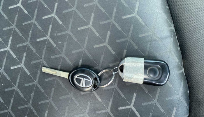 2021 Tata NEXON XE PETROL, Petrol, Manual, 14,701 km, Key Close Up