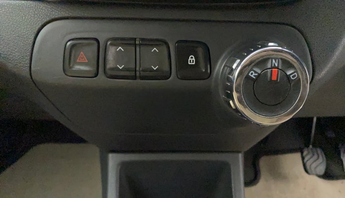 2016 Renault Kwid RXT 1.0 AMT (O), Petrol, Automatic, 60,897 km, Gear Lever