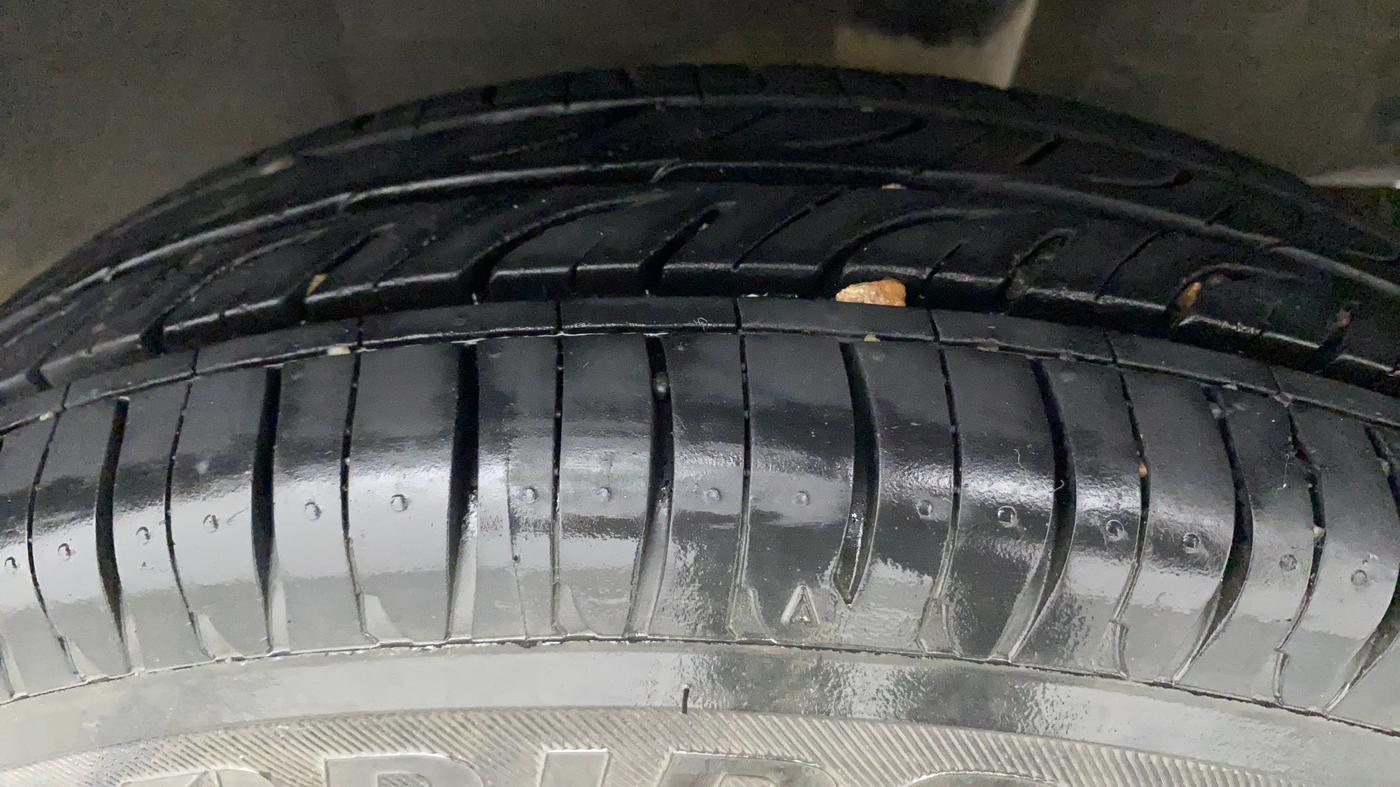 2016 Renault Kwid RXT 1.0 AMT (O), Petrol, Automatic, 60,897 km, Left Rear Tyre Tread