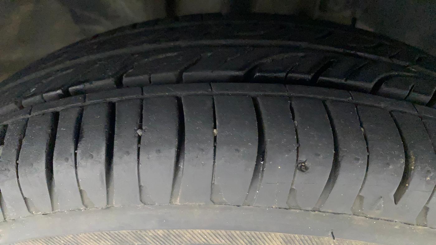 2016 Renault Kwid RXT 1.0 AMT (O), Petrol, Automatic, 60,897 km, Right Front Tyre Tread