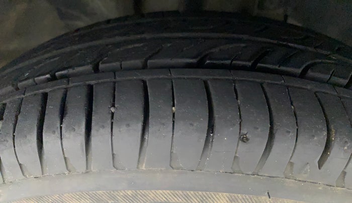 2016 Renault Kwid RXT 1.0 AMT (O), Petrol, Automatic, 60,897 km, Right Front Tyre Tread