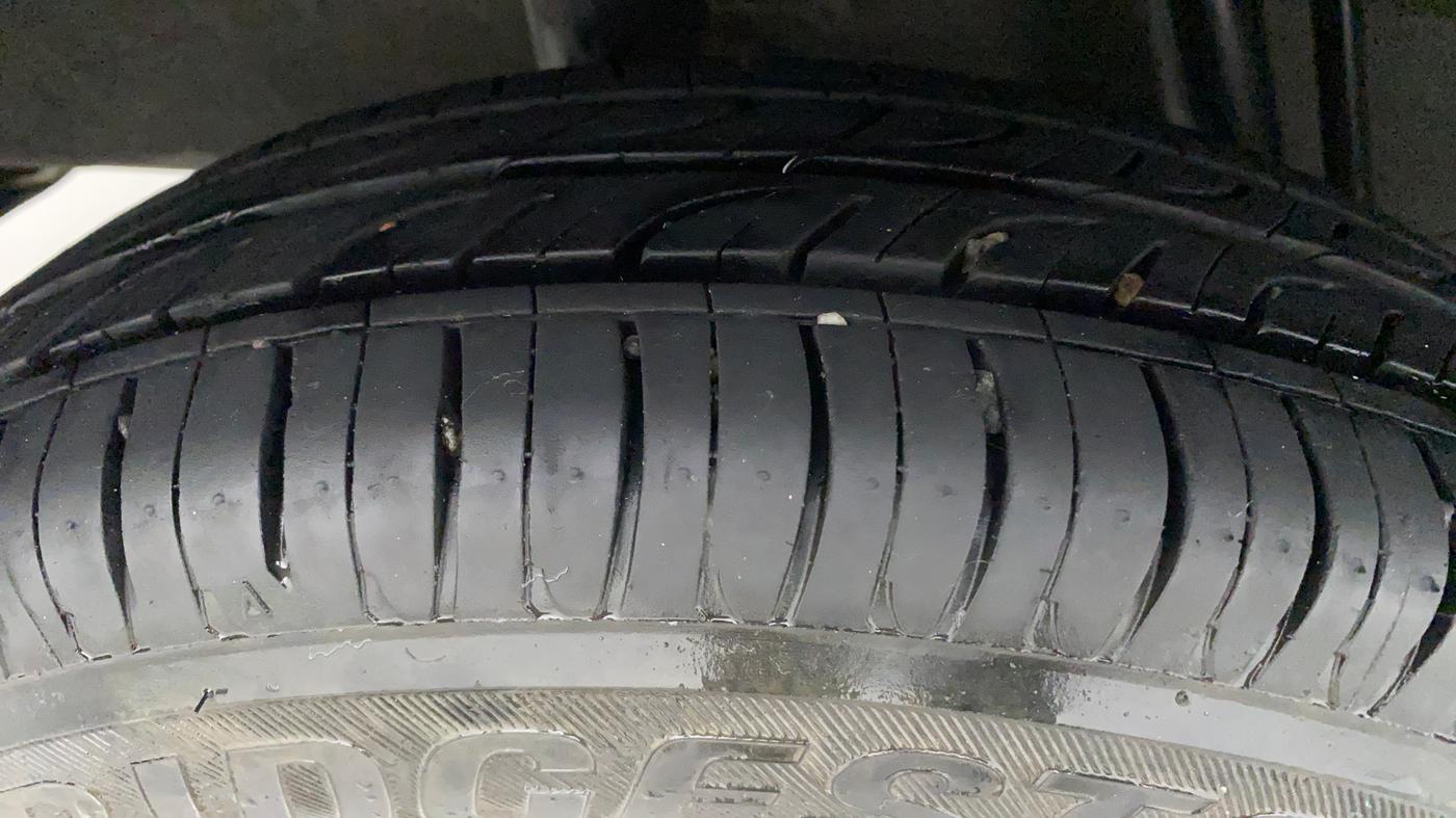 2016 Renault Kwid RXT 1.0 AMT (O), Petrol, Automatic, 60,897 km, Right Rear Tyre Tread