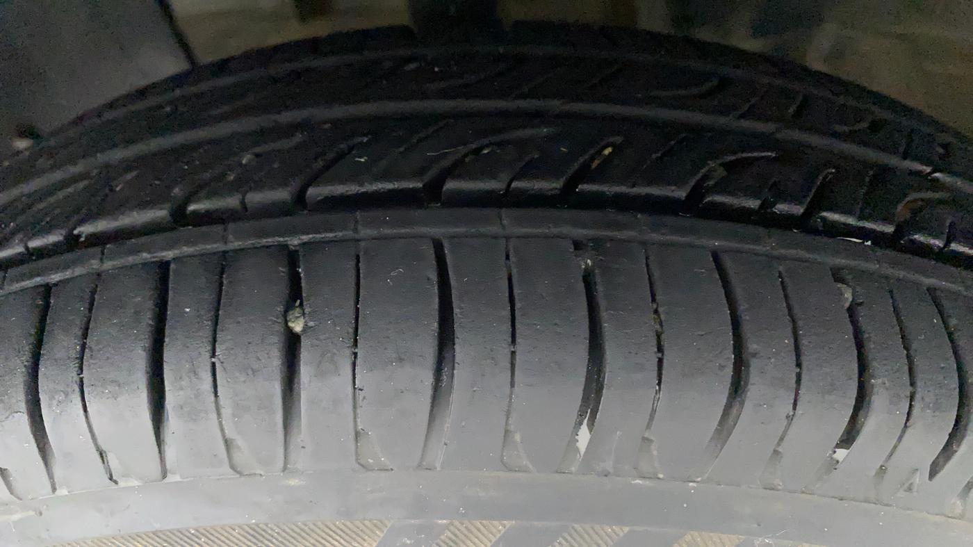 2016 Renault Kwid RXT 1.0 AMT (O), Petrol, Automatic, 60,897 km, Left Front Tyre Tread