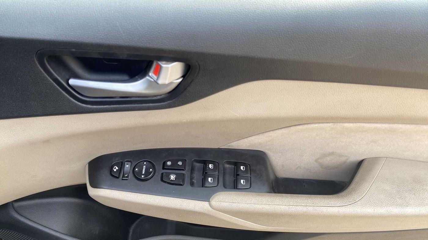 2017 Hyundai Verna 1.6 VTVT SX, Petrol, Manual, 45,944 km, Driver Side Door Panels Control