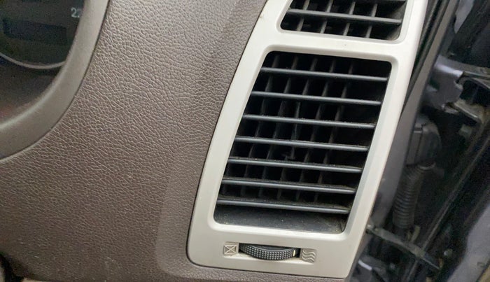 2010 Hyundai i20 SPORTZ (O) 1.2, Petrol, Manual, 67,856 km, AC Unit - Front vent has minor damage