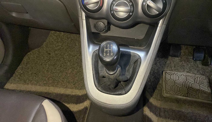2013 Hyundai i10 MAGNA 1.2, Petrol, Manual, 42,971 km, Gear lever - Boot cover slightly torn