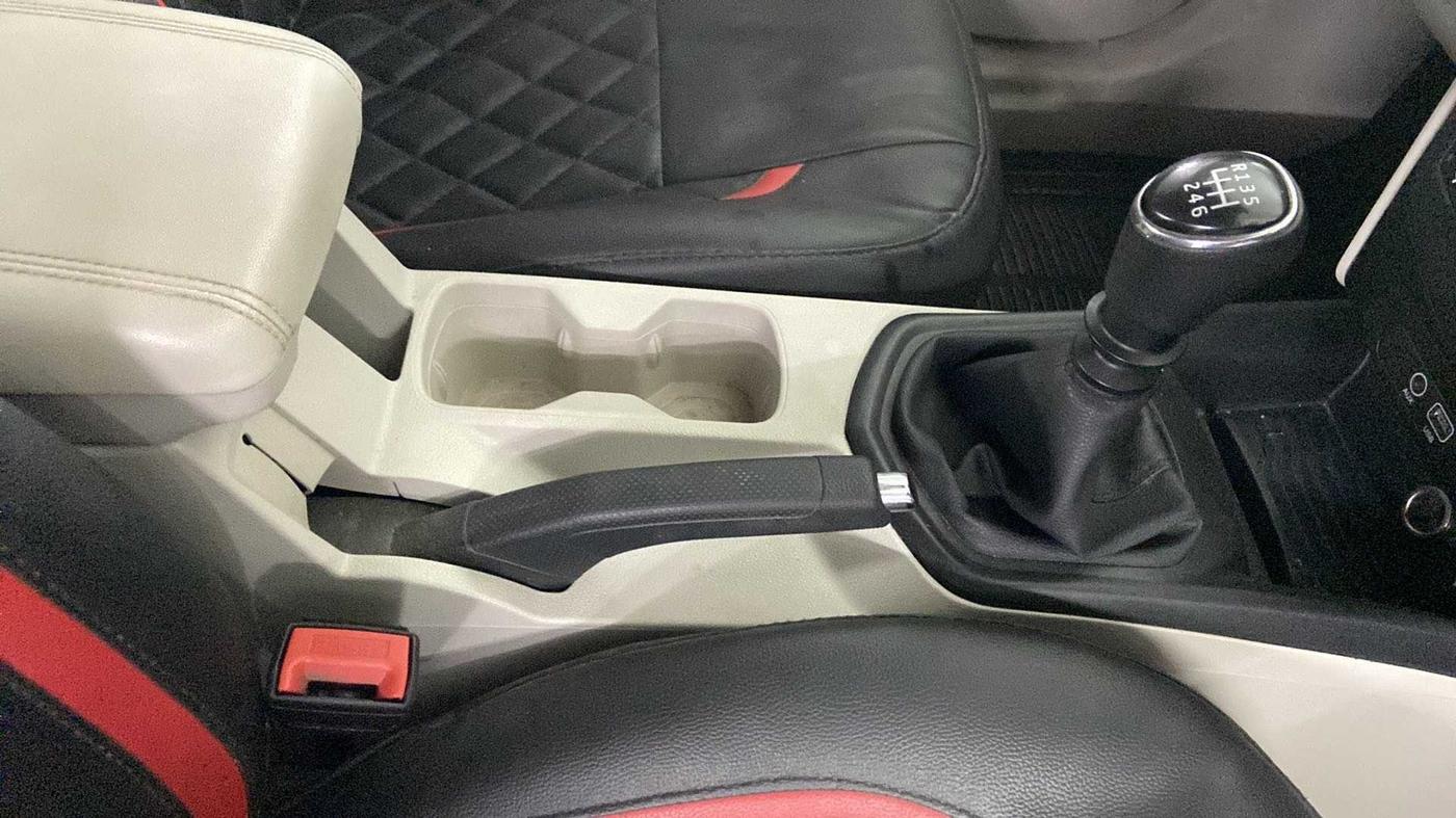 2019 Mahindra XUV300 W6 1.2 PETROL, Petrol, Manual, 44,569 km, Gear Lever