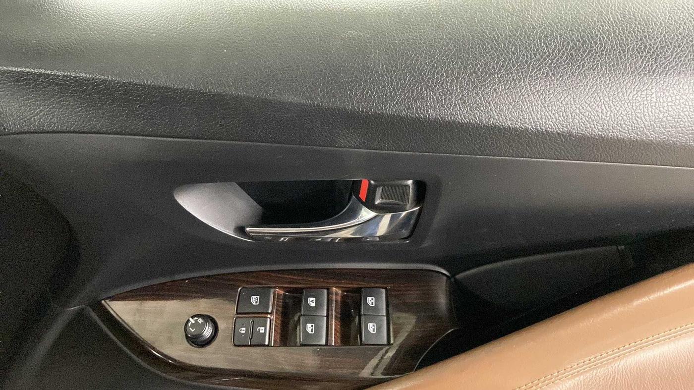 2017 Toyota Innova Crysta 2.4 GX AT 7 STR, Diesel, Automatic, 53,056 km, Driver Side Door Panels Control