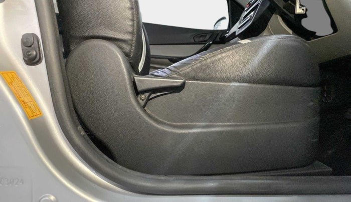 2018 Tata Tiago XM PETROL, Petrol, Manual, 31,595 km, Driver Side Adjustment Panel