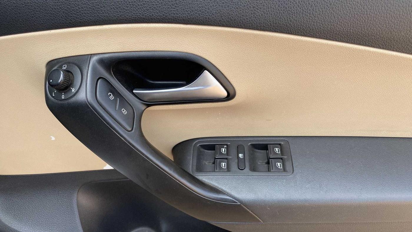 2015 Volkswagen Polo HIGHLINE1.2L, Petrol, Manual, 63,830 km, Driver Side Door Panels Control