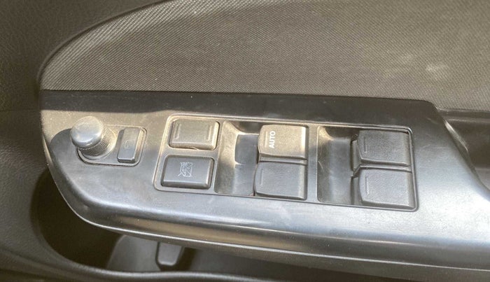 2016 Maruti Swift VXI, Petrol, Manual, 40,568 km, Right front window switch / handle - Power window makes minor noise