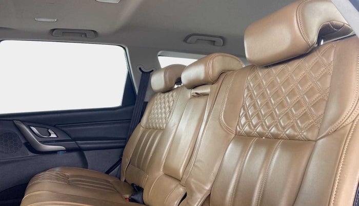 2018 Mahindra XUV500 W11(O), Diesel, Manual, 77,878 km, Right Side Rear Door Cabin