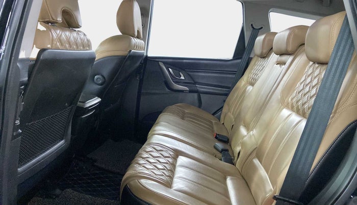 2019 Mahindra XUV500 W11 (O) AT, Diesel, Automatic, 52,721 km, Right Side Rear Door Cabin