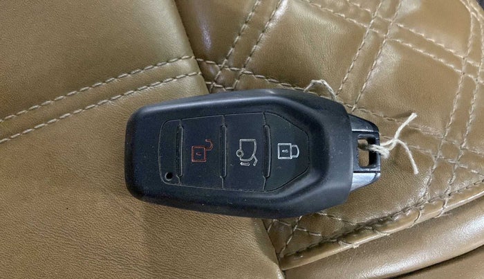 2019 Mahindra XUV500 W11 (O) AT, Diesel, Automatic, 52,721 km, Key Close Up