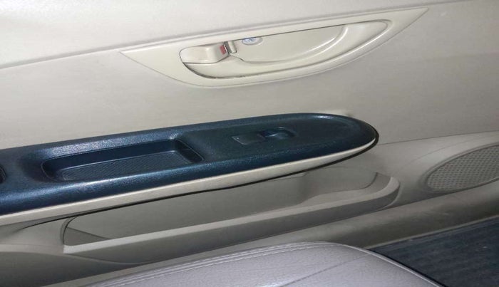 2014 Honda Amaze 1.2L I-VTEC S, Petrol, Manual, 79,352 km, Left front window switch / handle - Power window makes minor noise