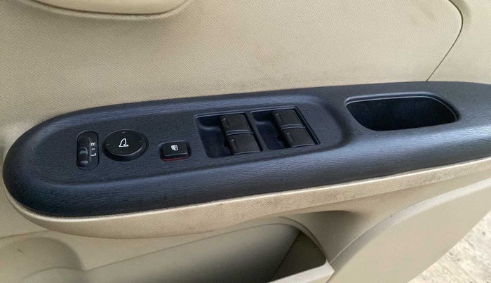 2014 Honda Amaze 1.2L I-VTEC S, Petrol, Manual, 79,352 km, Right front window switch / handle - Power window makes minor noise