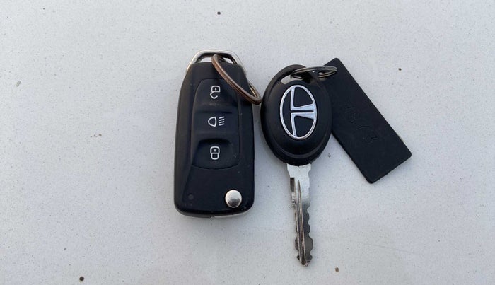 2018 Tata Tiago XTA PETROL, CNG, Automatic, 40,505 km, Key Close Up