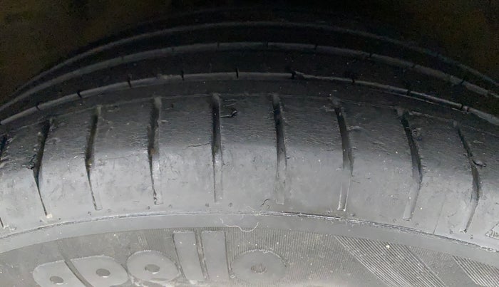2012 Hyundai Verna FLUIDIC 1.6 VTVT SX OPT, Petrol, Manual, 69,778 km, Right Front Tyre Tread