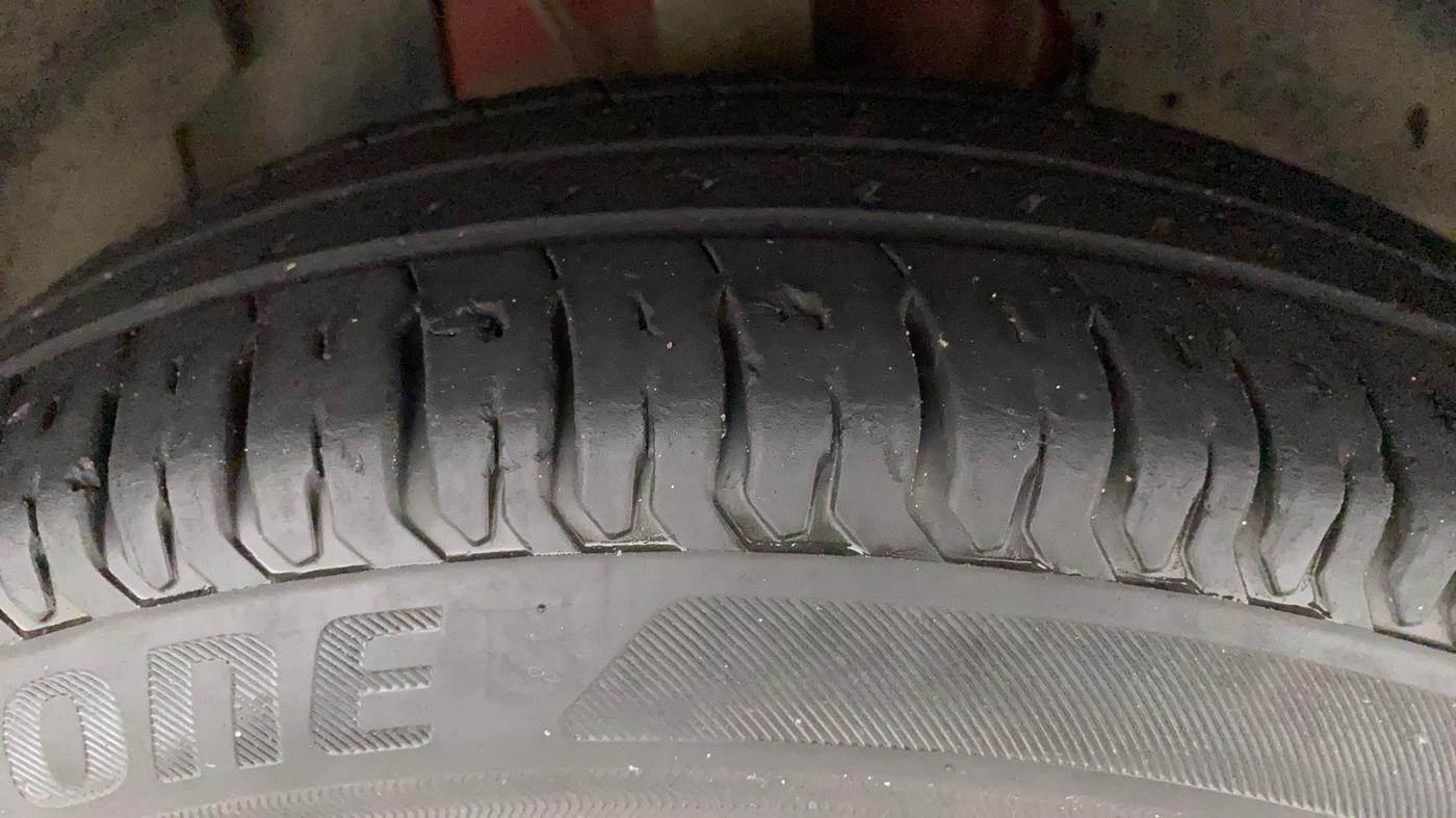 2020 Tata ALTROZ XM PETROL, Petrol, Manual, 30,010 km, Right Front Tyre Tread