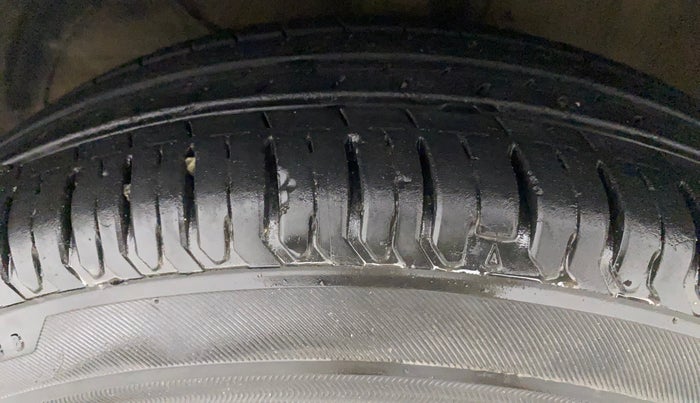 2021 Maruti Swift VXI, Petrol, Manual, 40,050 km, Left Front Tyre Tread