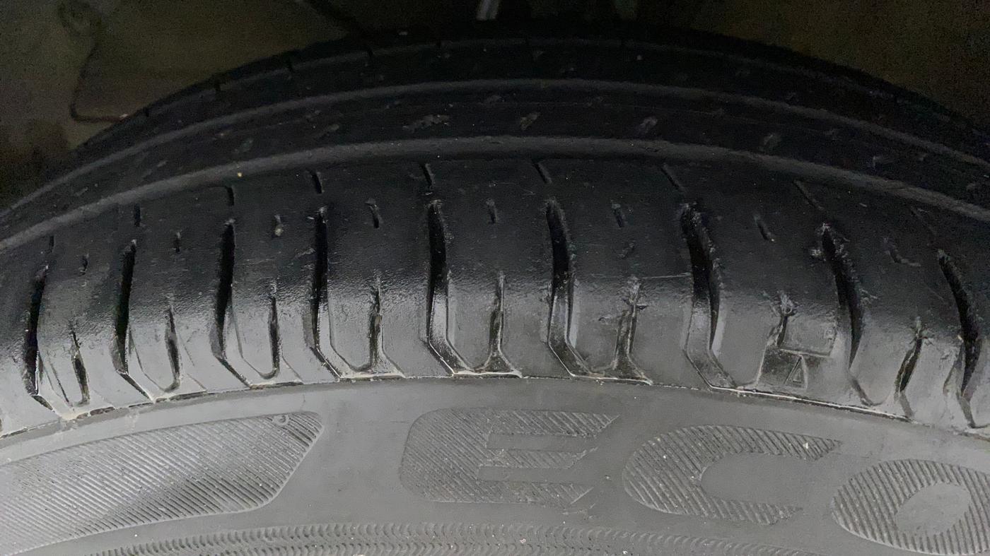 2017 Maruti Dzire VDI AMT, Diesel, Automatic, 1,00,695 km, Left Front Tyre Tread