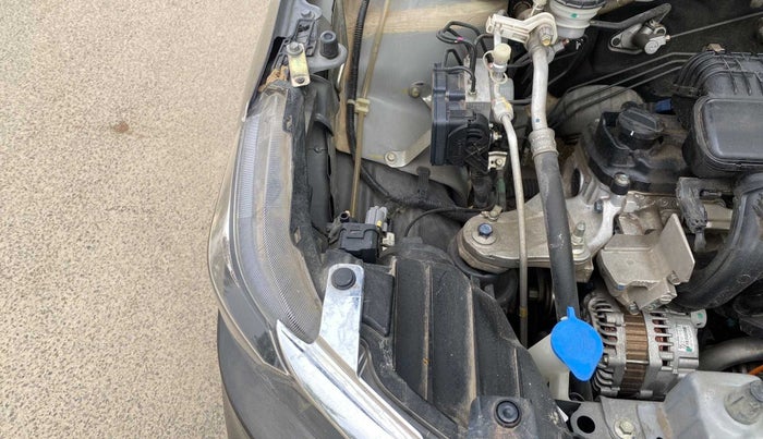 2019 Honda Amaze 1.2L I-VTEC VX, Petrol, Manual, 17,927 km, Right headlight - Clamp has minor damage