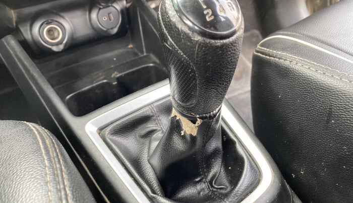 2018 Maruti Swift VXI, Petrol, Manual, 98,576 km, Gear lever - Boot cover slightly torn