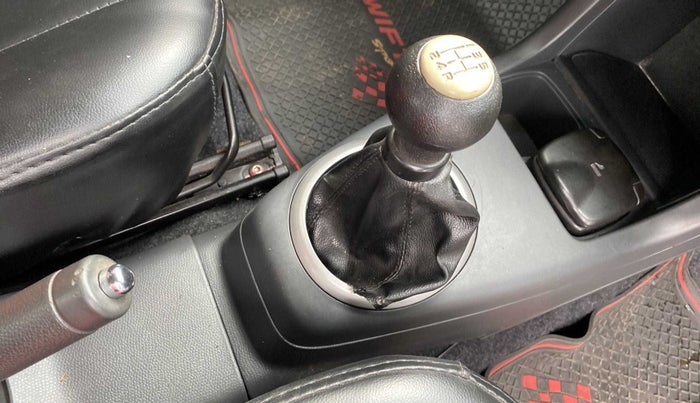 2011 Maruti Swift VDI, Diesel, Manual, 1,00,170 km, Gear lever - Boot Cover minor damage