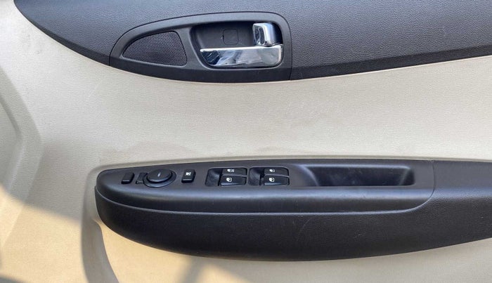 2013 Hyundai i20 MAGNA (O) 1.2, Petrol, Manual, 38,425 km, Driver Side Door Panels Control