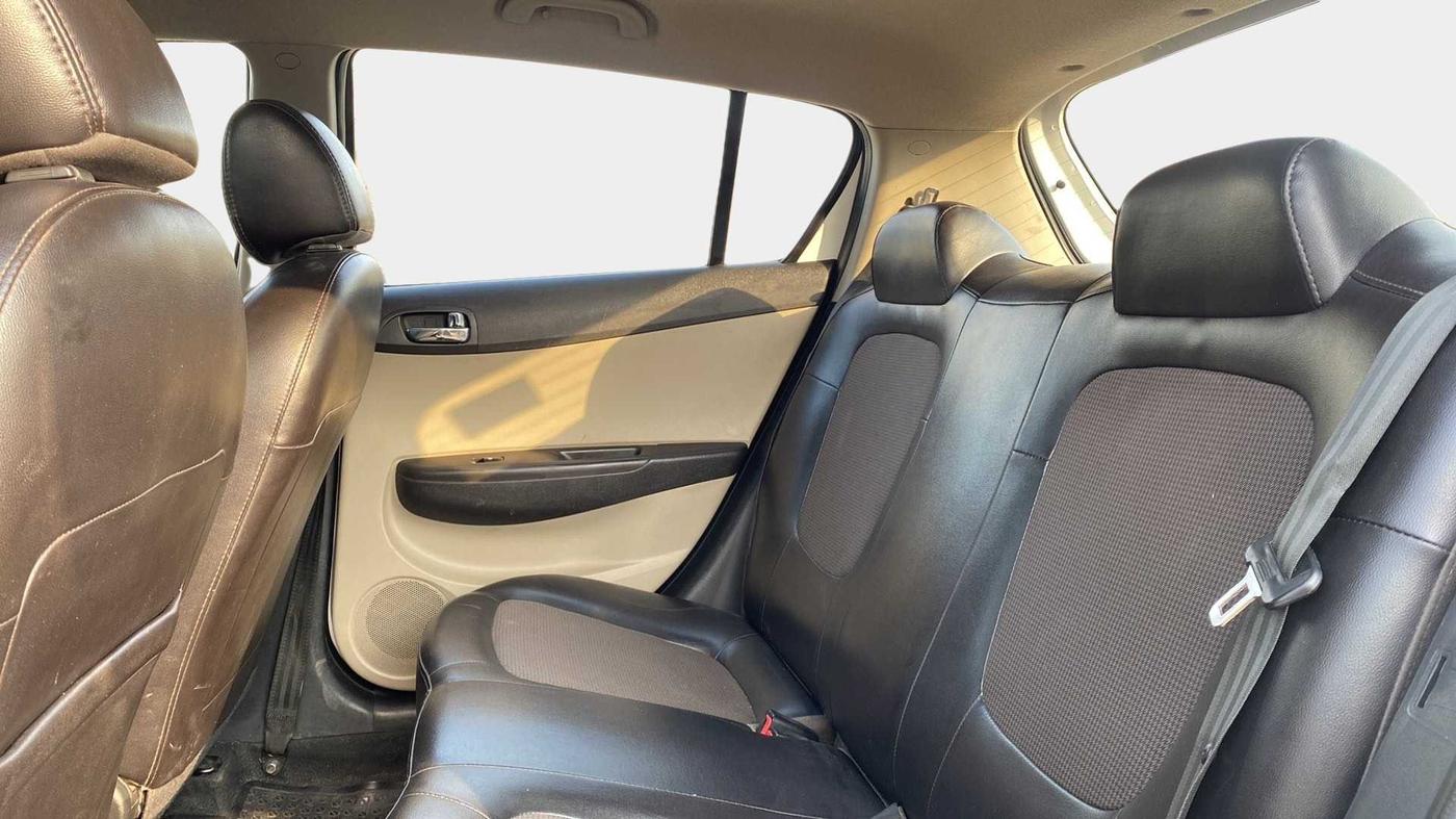 2013 Hyundai i20 MAGNA (O) 1.2, Petrol, Manual, 42,034 km, Right Side Rear Door Cabin