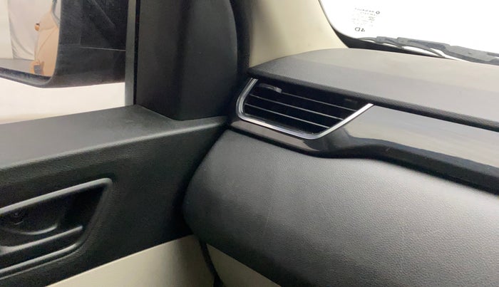 2022 Renault TRIBER RXT, Petrol, Manual, 27,330 km, AC Unit - Front vent has minor damage