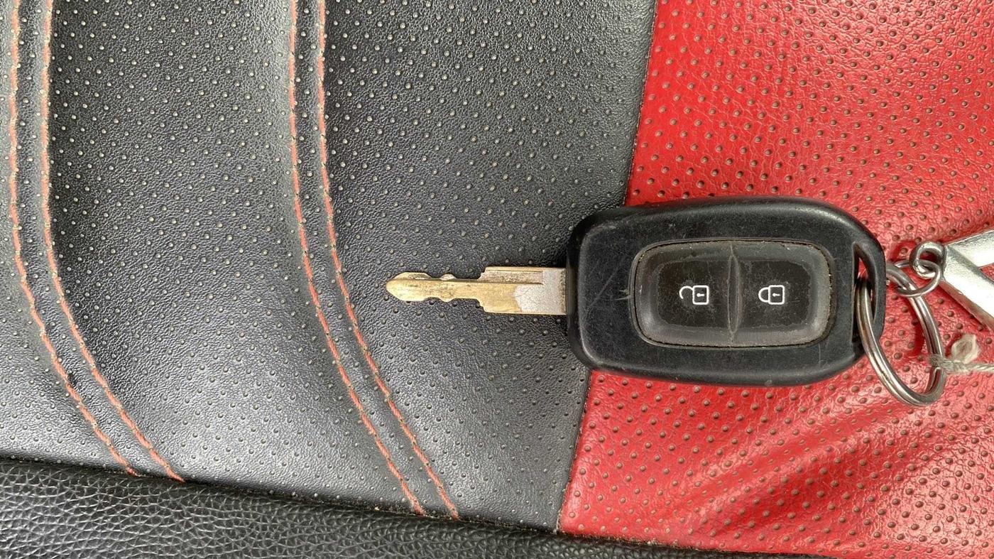 2017 Renault Kwid RXT 1.0 AMT (O), Petrol, Automatic, 18,271 km, Key Close Up