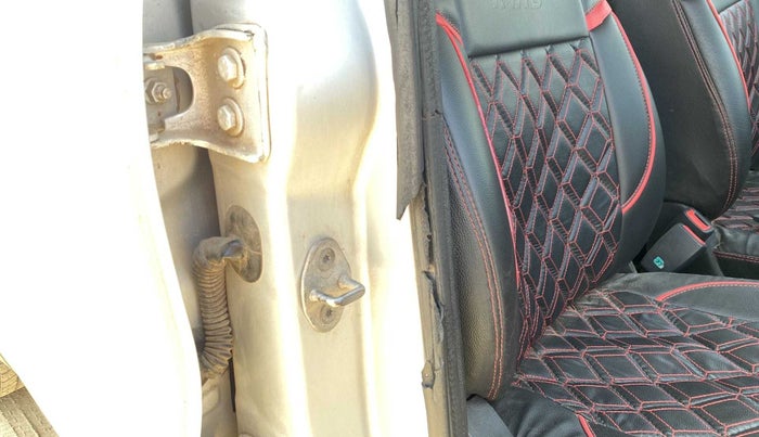2018 Renault Kwid RXT 1.0, CNG, Manual, 61,024 km, Driver-side door - Beading has minor damage